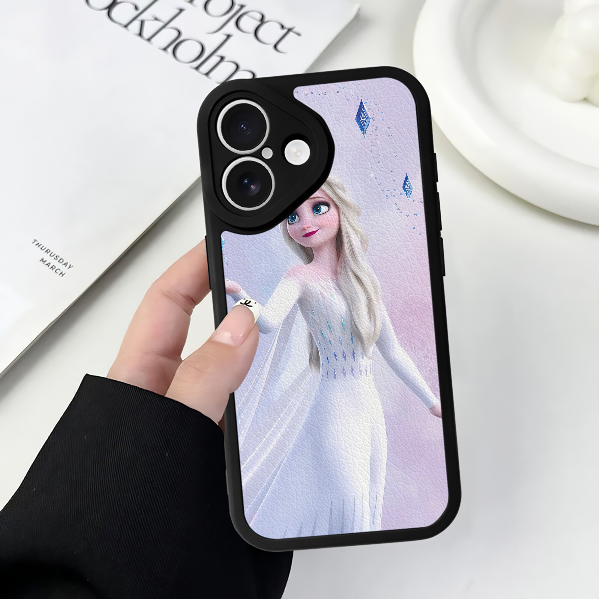 （画像用） アナと雪の女王 アンナ エルサ Frozen Anna Elsa 【iPhone 16シリーズ対応】シリコンスマホケース（レザー調） 材質：シリコン